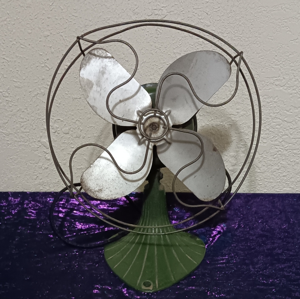 1930's Chicago Electric Mfg. Co. Sterling ASU fan metal tabletop Green WORKS